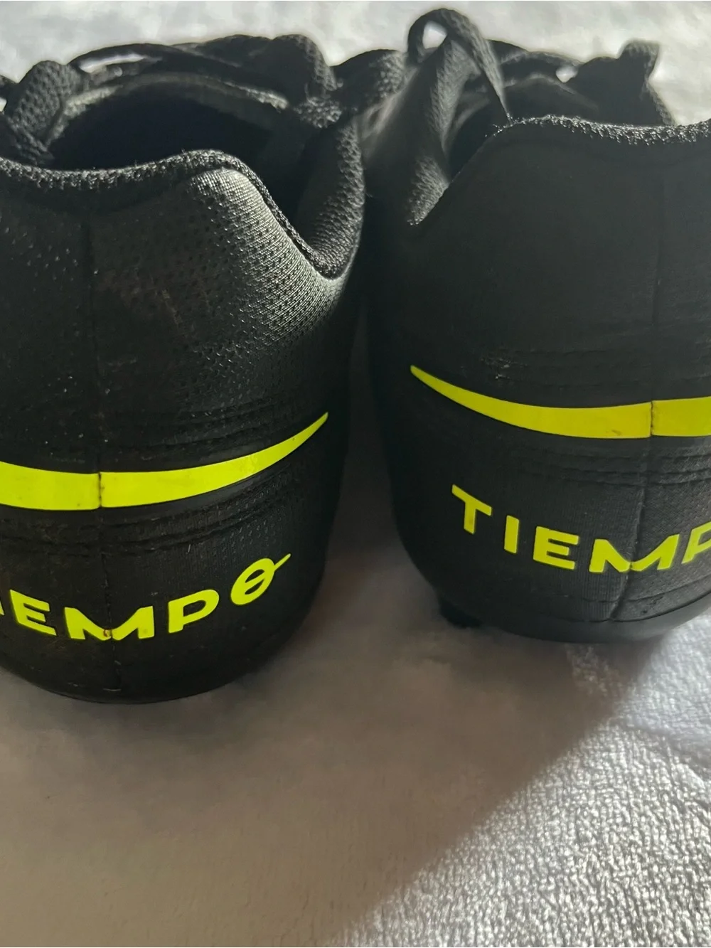 Nike Tempo Black Yellow Low Top Lace Up Cleats Shoe Size 4.5Y soccer 4.5 Y Youth